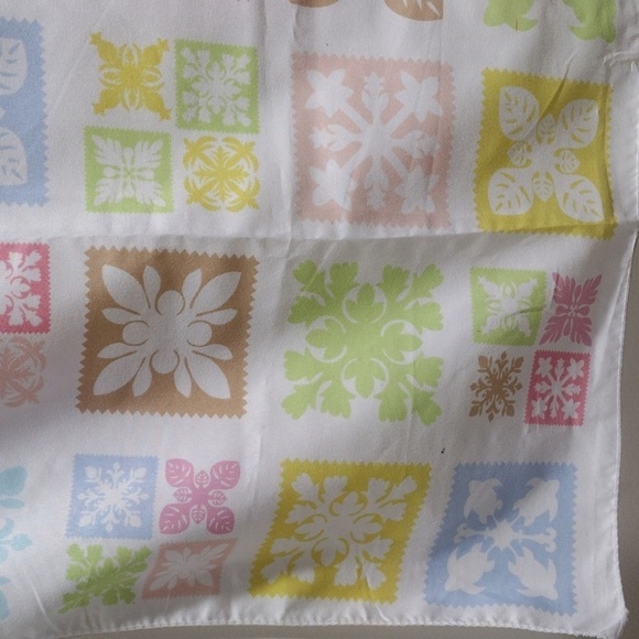 White Colorful Floral design Quilted Pattern Scarf 26x26 -inch - Good Condition - Picture 5 of 13